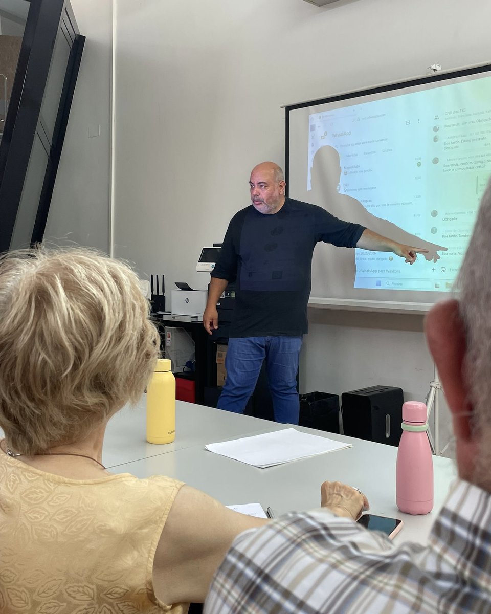 ratoadcc's tweet image. 📸
🇵🇹 No âmbito do programa &quot;Retirar das Margens, Intervir no Social&quot; da @CMSeixal do #Portugal2030, a #RatoADCC tem desenvolvido o &quot;Chá das TIC&quot; onde gratuitamente a população sénior.

#SempreAAprender
. . .
🇬🇧 Informatics #workshop for the senior community