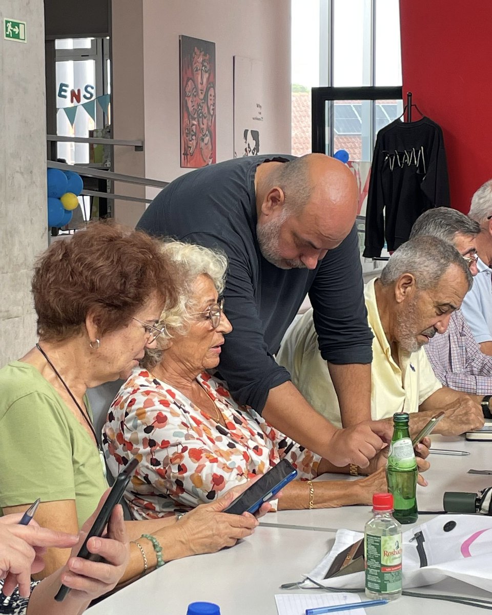 ratoadcc's tweet image. 📸
🇵🇹 No âmbito do programa &quot;Retirar das Margens, Intervir no Social&quot; da @CMSeixal do #Portugal2030, a #RatoADCC tem desenvolvido o &quot;Chá das TIC&quot; onde gratuitamente a população sénior.

#SempreAAprender
. . .
🇬🇧 Informatics #workshop for the senior community