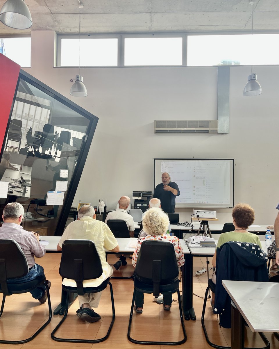 ratoadcc's tweet image. 📸
🇵🇹 No âmbito do programa &quot;Retirar das Margens, Intervir no Social&quot; da @CMSeixal do #Portugal2030, a #RatoADCC tem desenvolvido o &quot;Chá das TIC&quot; onde gratuitamente a população sénior.

#SempreAAprender
. . .
🇬🇧 Informatics #workshop for the senior community