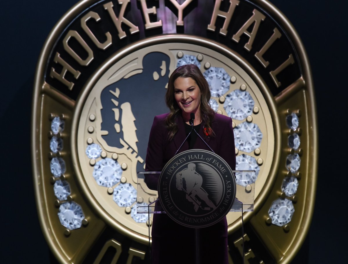 Welcome to the Hockey Hall of Fame Jennifer Botterill!✨

Jennifer receives her Honoured Member plaque from Jayna Hefford #HHOF2018

#HHOF2025 | #HHOF 

📸 Matthew Manor | HHOF