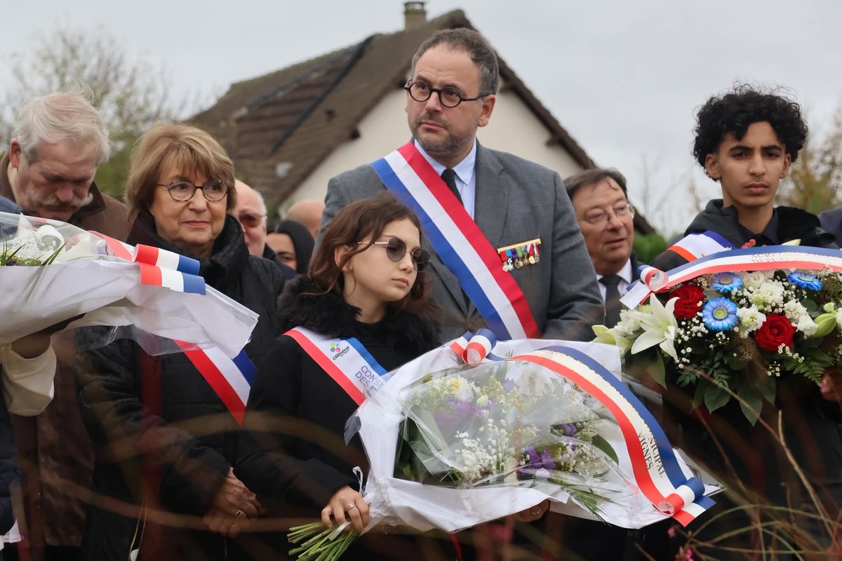 aur_rousseau's tweet photo. Les commémorations ne sont pas un passage obligé, encore moins une corvée.

Voir, ici à @ChanteloupLV, autour de Catherine Arenou, le Conseil municipal des enfants et jeunes dialoguer avec des élus et des anciens combattants, c’est le sens de ce jour si important pour la Nation. https://t.co/1qelKwZOT5