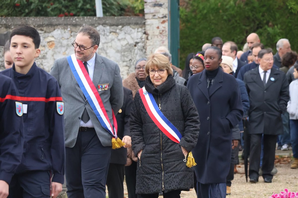 Les commémorations ne sont pas un passage obligé, encore moins une corvée.

Voir, ici à <a href="/ChanteloupLV/">Chanteloup-les-Vignes</a>, autour de Catherine Arenou, le Conseil municipal des enfants et jeunes dialoguer avec des élus et des anciens combattants, c’est le sens de ce jour si important pour la Nation.