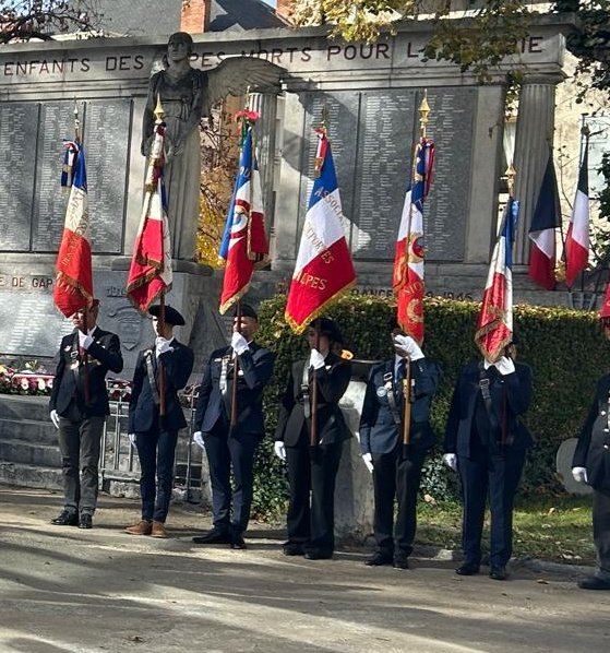 #11Novembre2025 
Félicitations et remerciements aux 9 collégiens et lycéens porte-drapeaux #HautesAlpes formés par l'école de jeunes porte-drapeaux, présents aux cérémonies du #11novembre en binôme avec les porte-drapeaux des associations des anciens combattants #ONACVG #AMAC