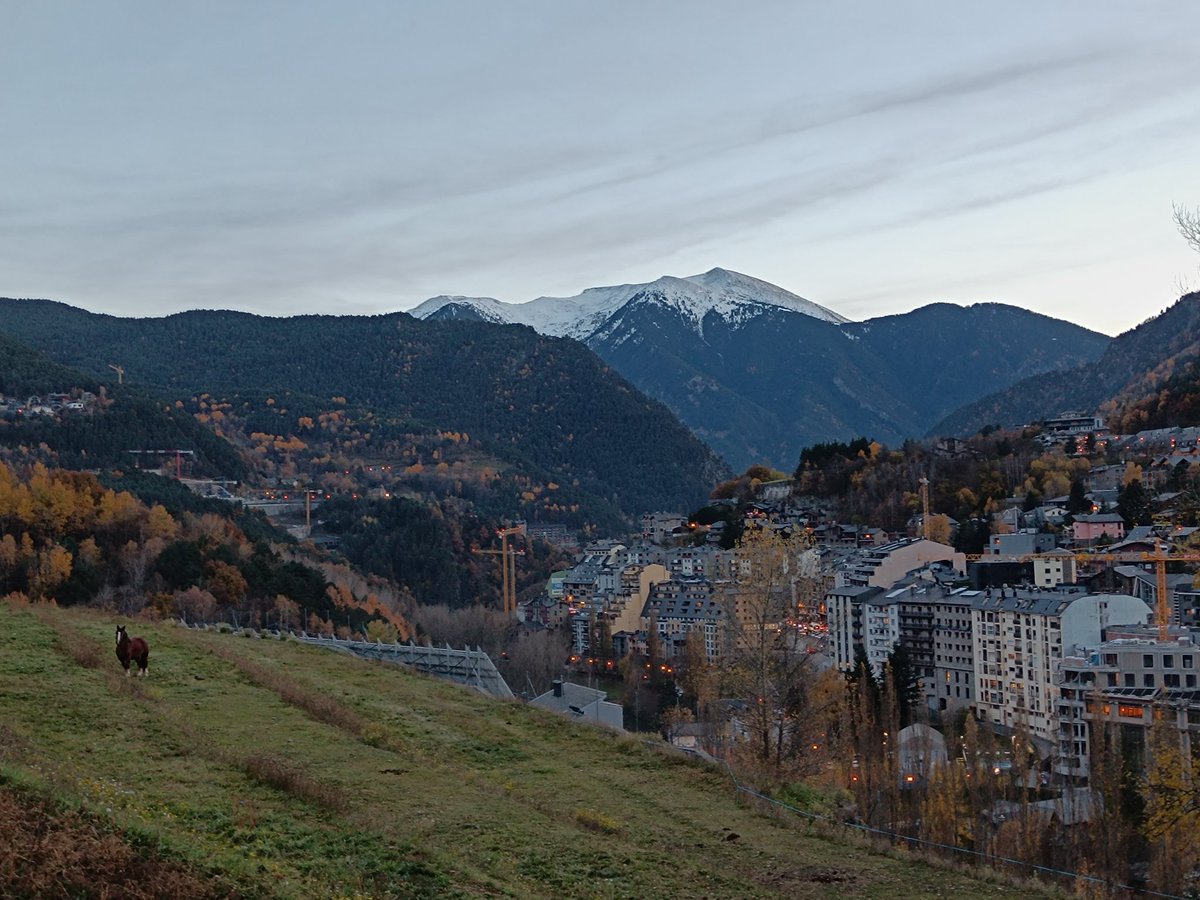 Tardes afterwork! Tenim un paisatge privilegiat!😍
#afterwork #andorra #magia #tardor