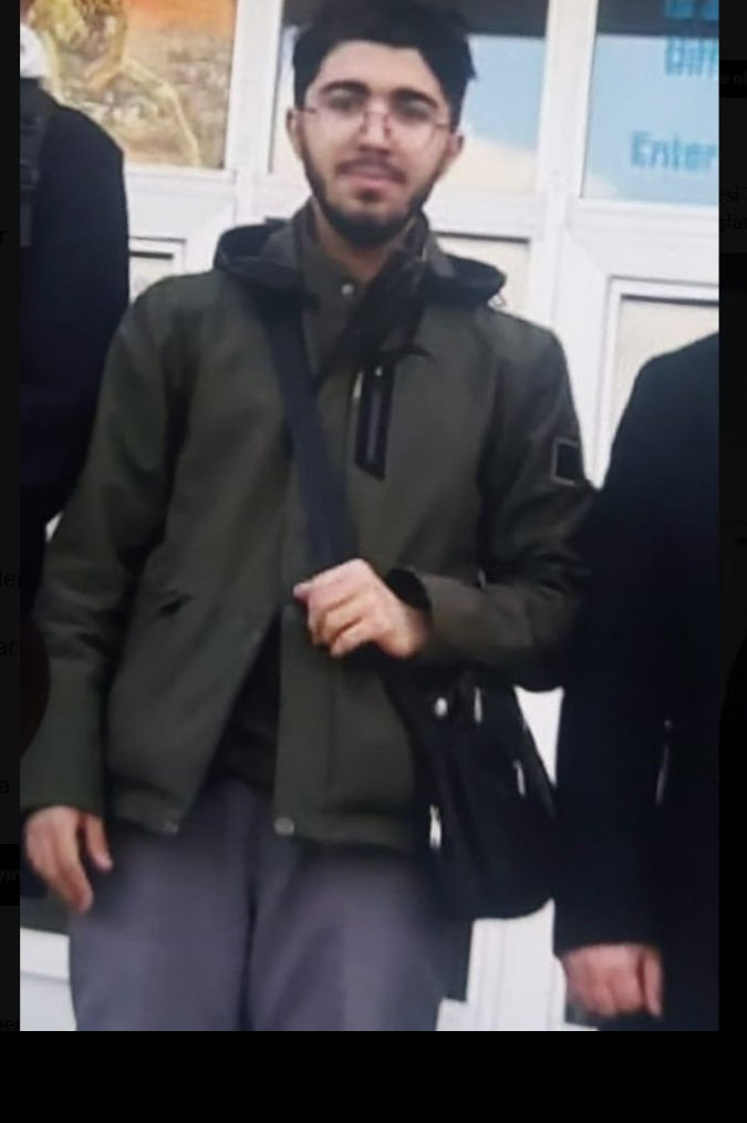 Konya’da 10 Kasım’da saat 9’u 5 geçe yürüyen tıp fakültesi öğrencisi gözaltına alınmış. Yetmez! 9’u 5 geçe Türkiye sınırları içindeki yüzen tüm balıklar, uçan tüm kuşlar, koşan tüm atlar da gözaltına alınsın.