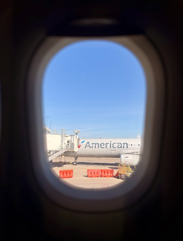 LFGweb3's tweet image. gm friends 🌲☕️
headed to ohio 🛫
nice 🎄 tree, @DFWAirport 
have a great day ✌️