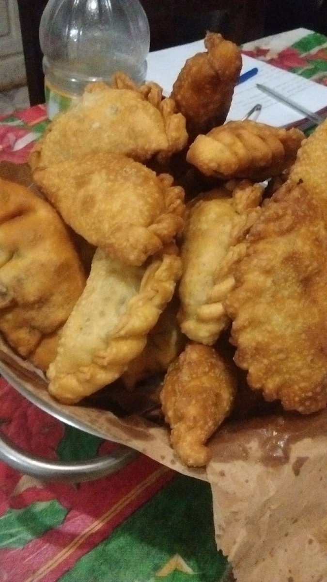Mariaines4050's tweet image. #nuestratarde hoy empanadas  saludos los vemos desde longchamps bs  as argentina somos María Inés y Gustavo saludo a la carta de Rodolfo xfa  para Nicolás ..!!  Buen martes✨🙌😘
