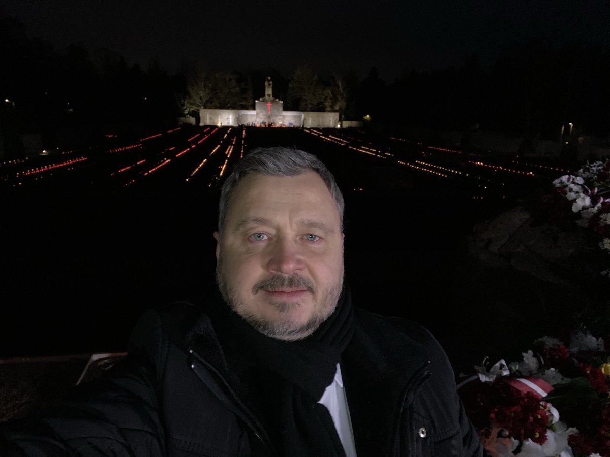 Pieminot un godinot mūsu karavīrus, kas izcīnīja un nosargāja mūsu Latviju, lai mēs varētu dzīvot brīvā un neatkarīgā Latvijā! Kā katru gadu iededzinājām svecītes.

Sirsnīgi sveicu visus Lāčplēša dienā, saules mūžu Latvijai! 🇱🇻 #LāčplēšaDiena #BrāļuKapi #MāteLatvija