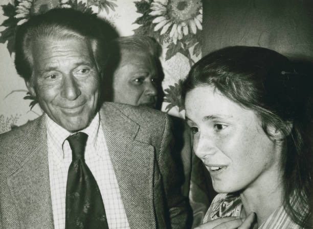 Young Stephanie Zimbalist (future Laura Holt) with her father Efrem Zimbalist Jr, who would later portray conman Daniel Chalmers on Remington Steele.
