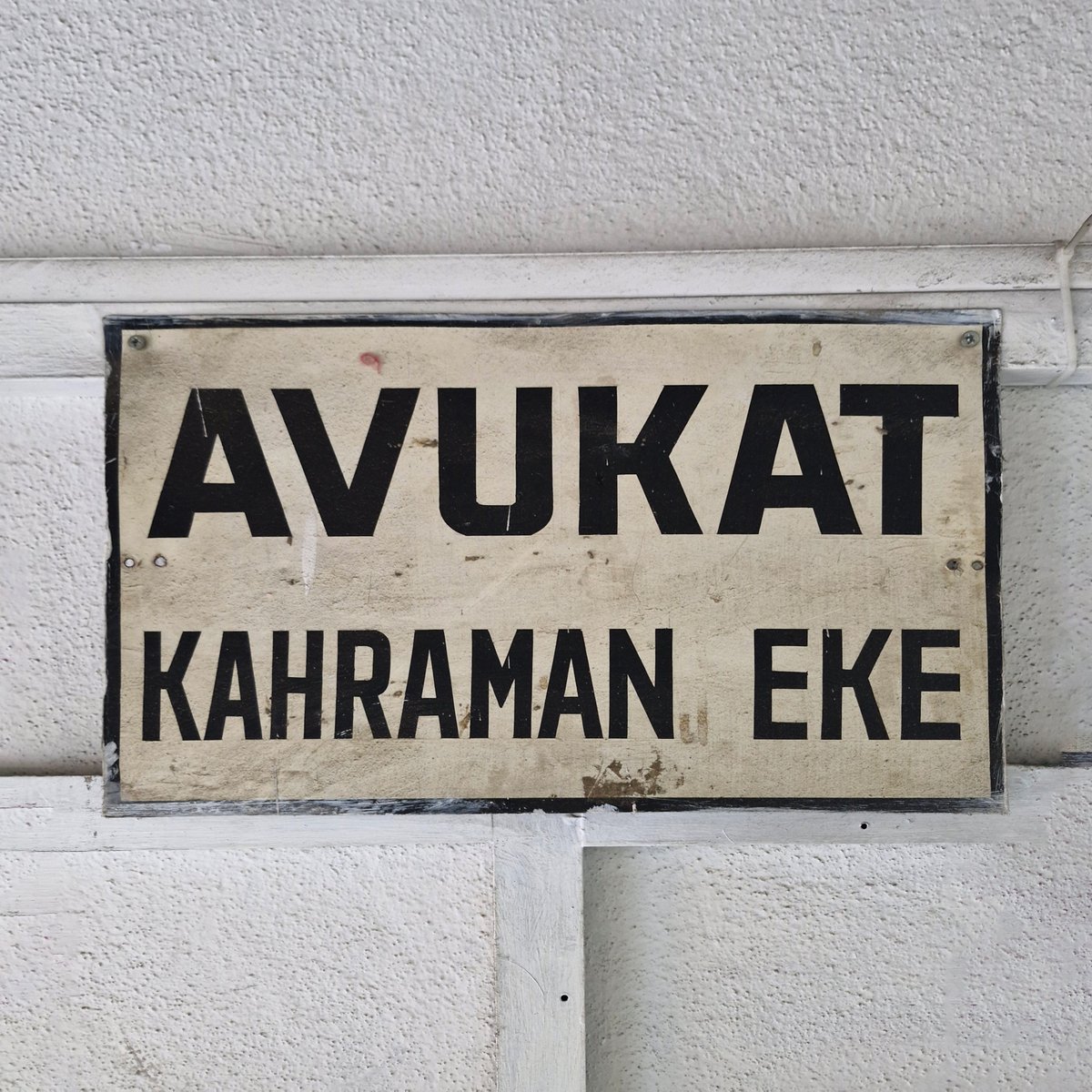 YaziBursa's tweet image. Tuzpazarı&apos;nda Avukat Kahraman Eke&apos;nin fırça tabelası.

instagram.com/p/DQ7GMR1DYqb/

#signpainting #signpainter #signwriting #vernaculartypography #bursa #bursaaraştırmaları