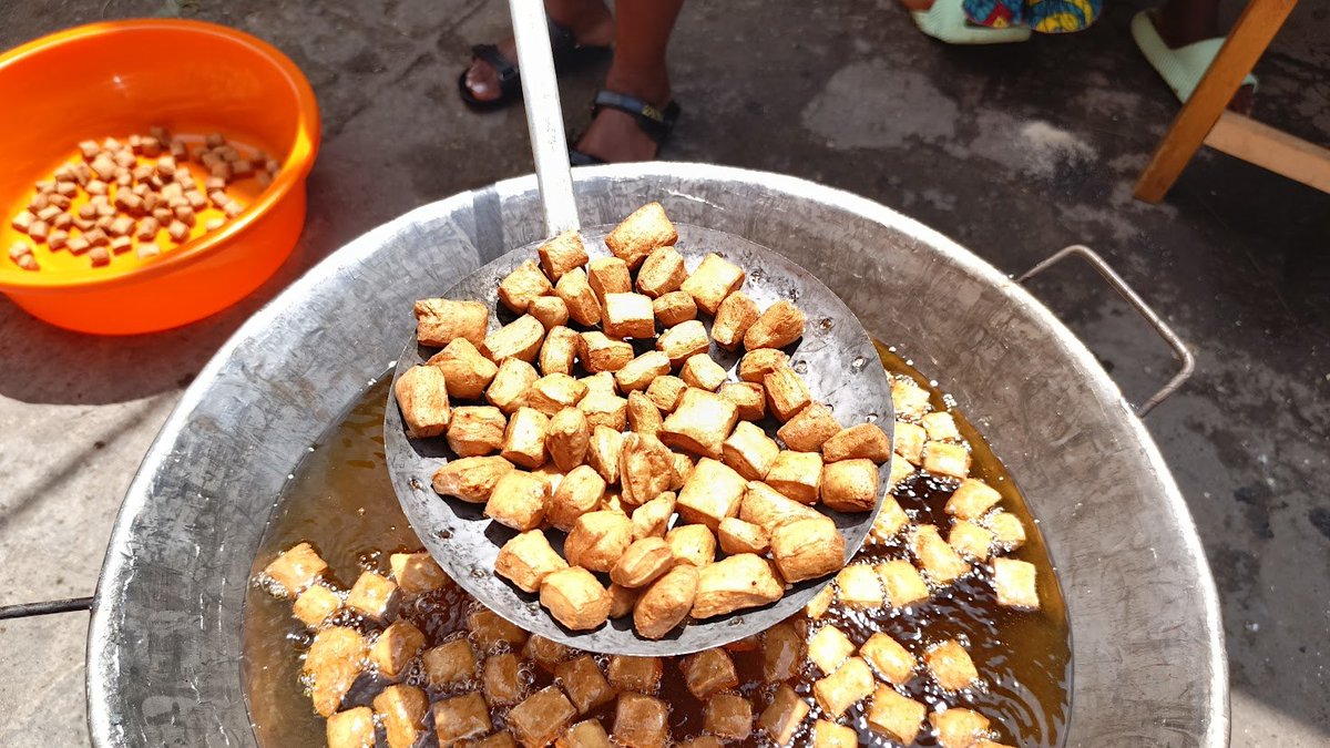 RuharoHospital's tweet image. In our efforts to empower caregivers of children admitted @OURSProgram, we’re equipping them with baking skills, building livelihoods, and improving household income. #SkillsTraining #Empowerment #CommunityDevelopment @cbmWorldwide @TBekson @Ndyowaawe @themwanjap @MosesOkipi