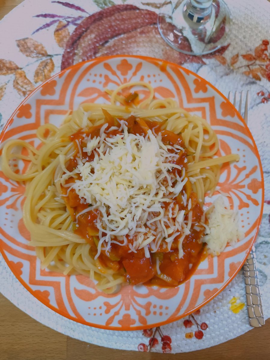 Heute Pasta Zucchini Tomate Käse 😋