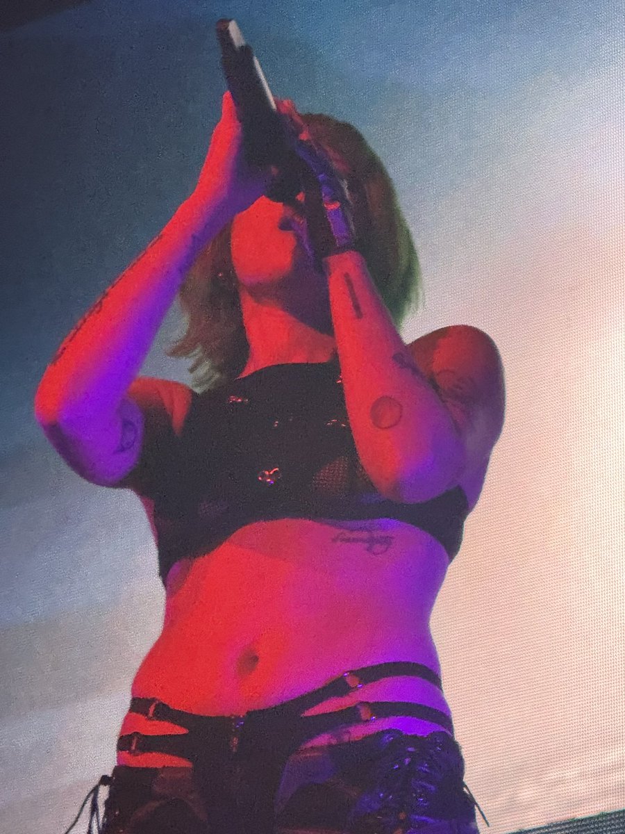 A_Pendletonn's tweet photo. Halsey, the queen you are #halsey #backtobadlands https://t.co/ozjeohA4tb