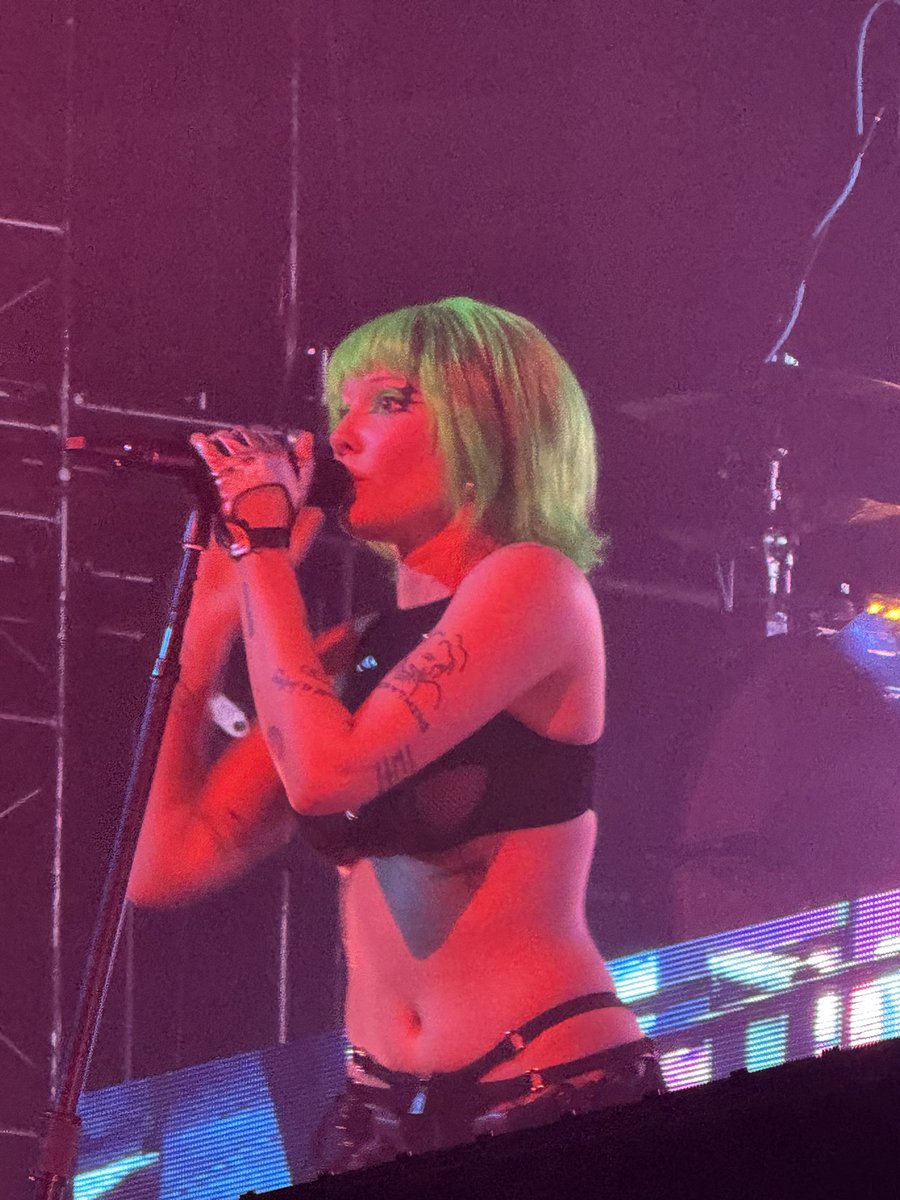 A_Pendletonn's tweet photo. Halsey, the queen you are #halsey #backtobadlands https://t.co/ozjeohA4tb