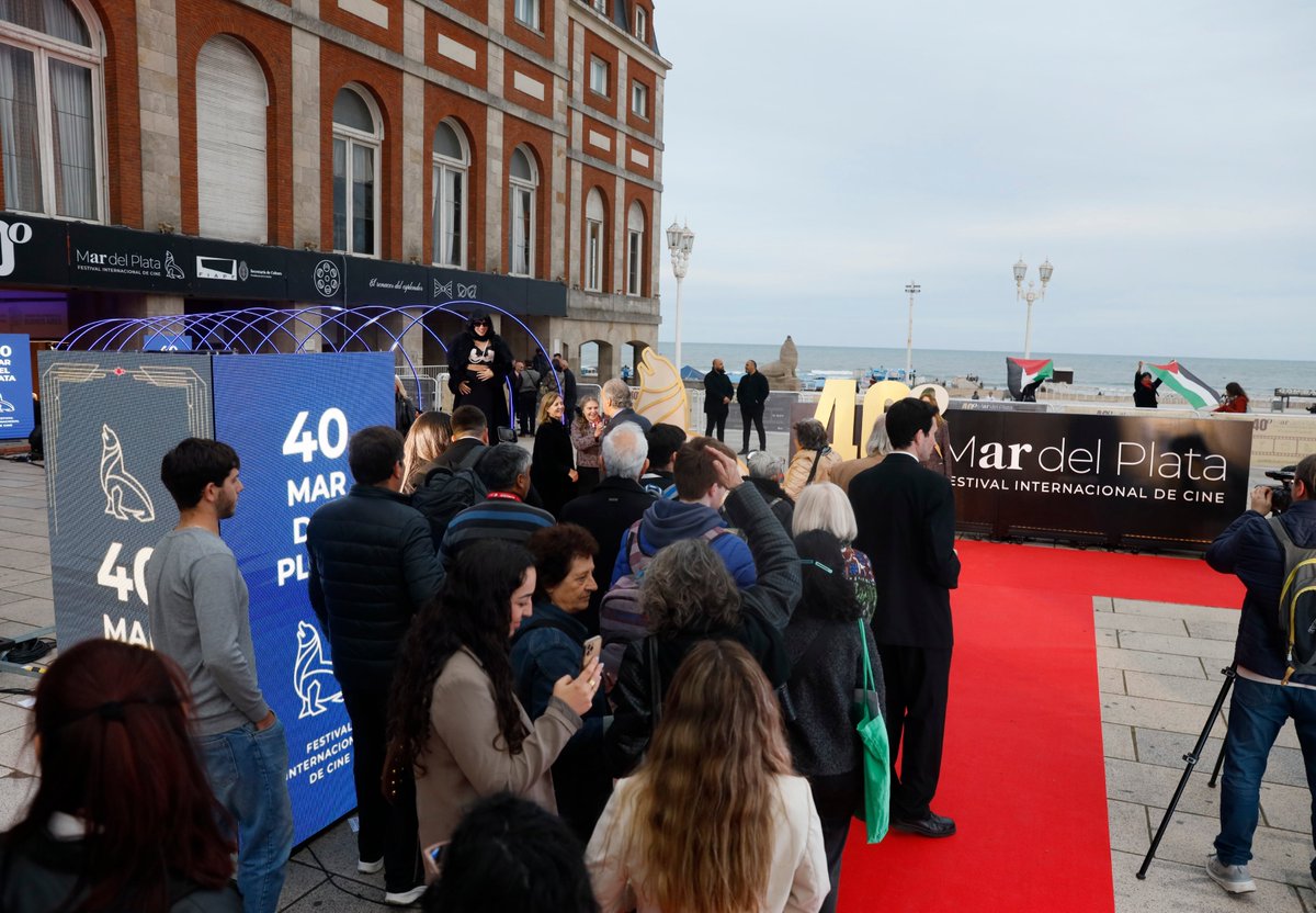🎬✨ HOY >> ¡Continúa el 40° Festival Internacional de Cine de Mar del Plata!
Con estrenos, joyas del cine y encuentros inolvidables para quienes disfrutan del séptimo arte.
Toda la información, está disponible en mardelplatafilmfest.com/40/es/