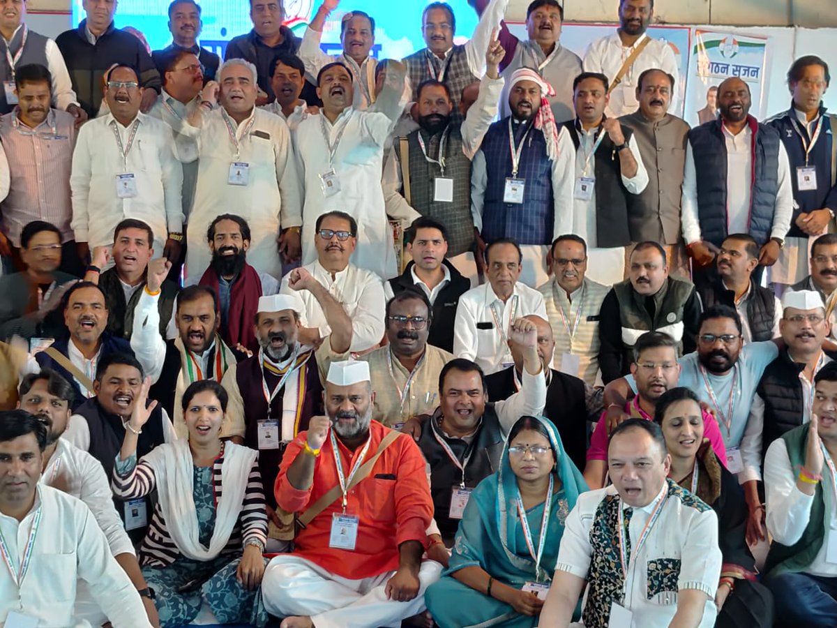 मध्य प्रदेश कांग्रेस कमेटी द्वारा आयोजित 10 दिवसीय “संगठन सृजन” प्रशिक्षण शिविर का पचमढ़ी में आज सफल समापन हुआ।
इस अवसर पर प्रदेश प्रभारी श्री हरीश चौधरी जी ने सभी जिला अध्यक्षों को प्रशिक्षण पूर्ण होने पर प्रमाणपत्र प्रदान किए और उन्हें निर्भीक होकर अपने-अपने जिलों में संगठन को