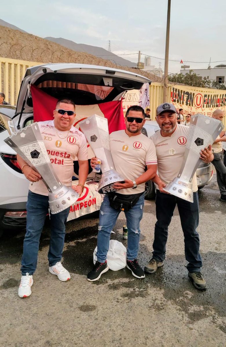 Teraflops's tweet image. Gente crema, consulta: ¿alguien conoce al propietario de las réplicas de las copas? Estuvo ofreciendo pa la foto el viernes pasado, queremos saber si las puede alquilar para un cumpleaños crema.