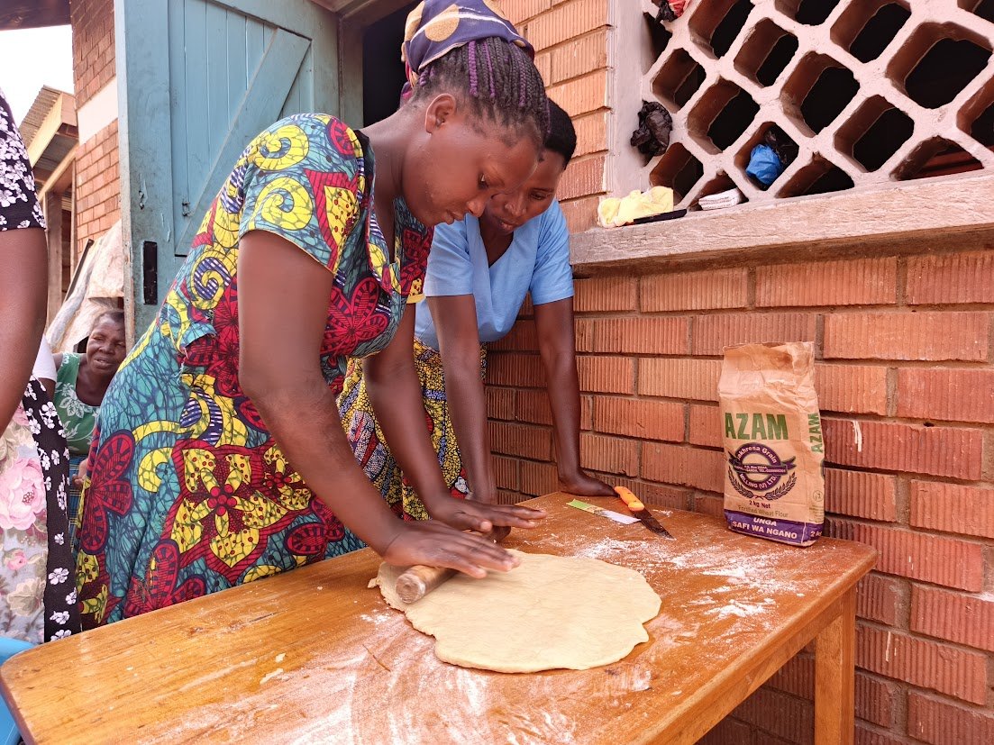 RuharoHospital's tweet image. In our efforts to empower caregivers of children admitted @OURSProgram, we’re equipping them with baking skills, building livelihoods, and improving household income. #SkillsTraining #Empowerment #CommunityDevelopment @cbmWorldwide @TBekson @Ndyowaawe @themwanjap @MosesOkipi