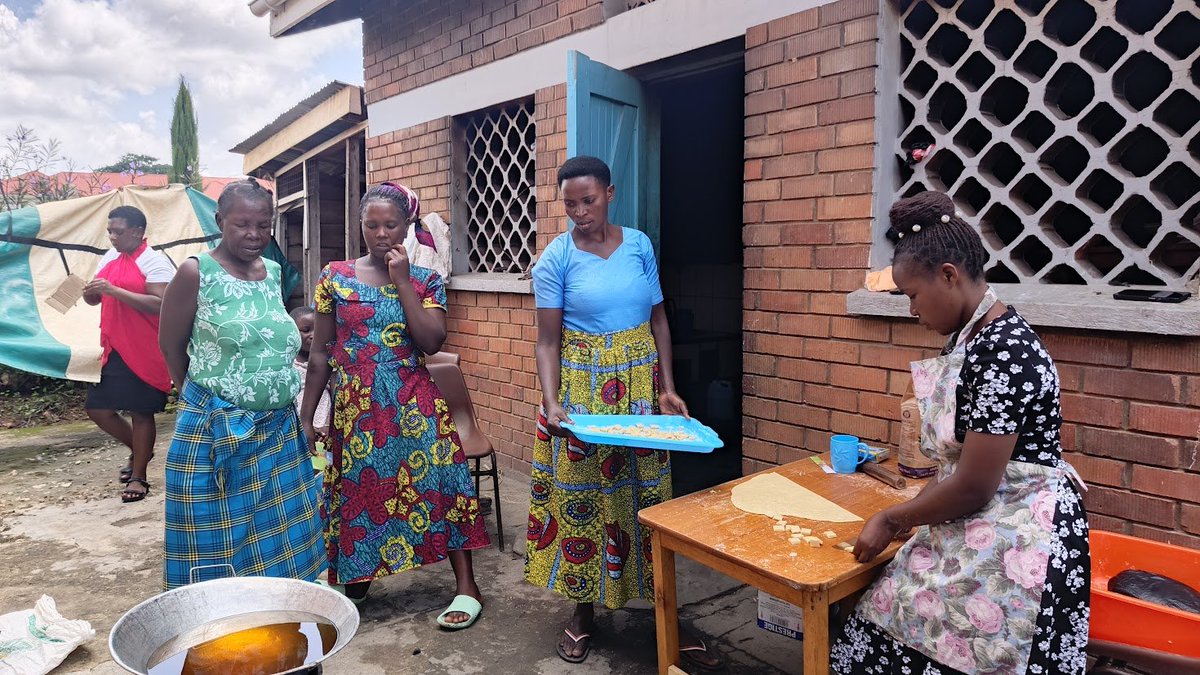 RuharoHospital's tweet image. In our efforts to empower caregivers of children admitted @OURSProgram, we’re equipping them with baking skills, building livelihoods, and improving household income. #SkillsTraining #Empowerment #CommunityDevelopment @cbmWorldwide @TBekson @Ndyowaawe @themwanjap @MosesOkipi