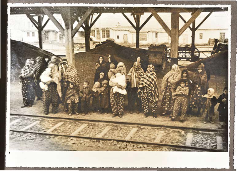 O sırada durak bile olmamasına rağmen tren raylarının yanında Halaskarının cenazesini birkaç saniyeliğine bile olsa görmek için gelen Anadolu müslümanı