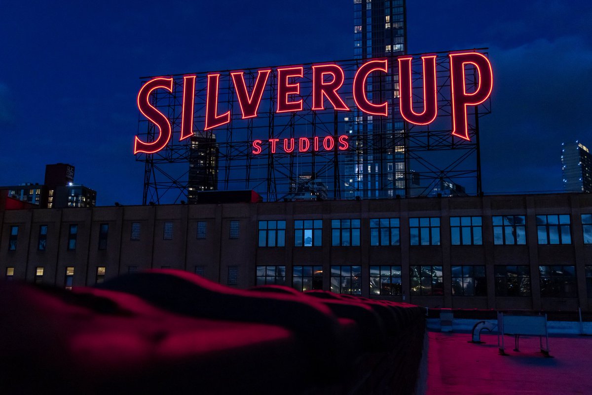 There's nothing like seeing the Silvercup Studios sign light up at night!🌃✨

📸: @/ajrphotos on Instagram

#SilvercupStudios #NYC #SilvercupSign