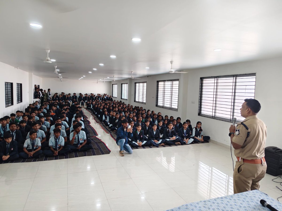 SP_RATLAM_MP's tweet image. 👉ऑपरेशन ‘मुस्कान विशेष अभियान’ के तहत रतलाम पुलिस द्वारा बच्चों को दी जा रही सुरक्षा एवं जागरूकता की सीख 
👉 स्कूल्स व हॉस्टल्स में “गुड टच-बैड टच”, बाल अधिकार, महिला सुरक्षा एवं साइबर क्राइम से बचाव की दी जा रही जानकारी।
@CMMadhyaPradesh
@mohdept
@DGP_MP @MPPoliceDeptt