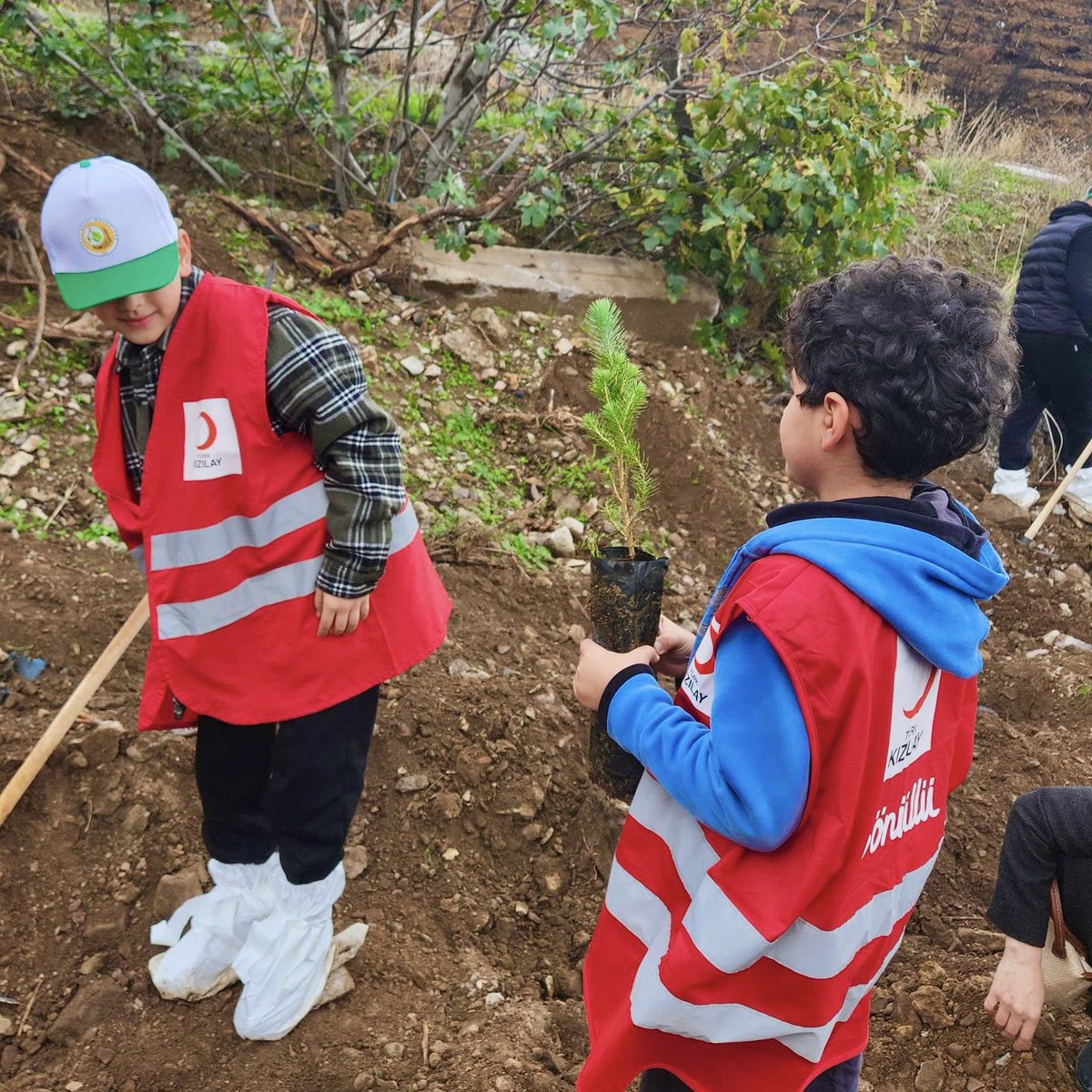 Bugün kadrajımız geleceğe nefes olan gönüllülerimize çevrildi. 📸🫠

Her adımında toprağa can kattığın için #İYİSİN 🫵🏻♥️