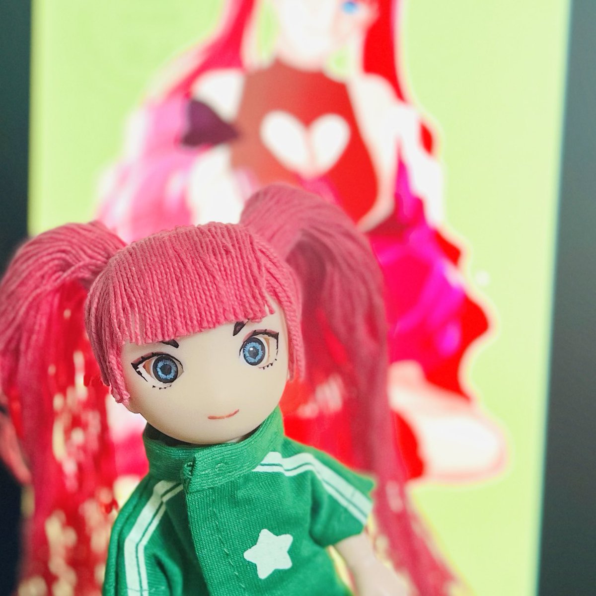 今夜はモニタ作業すると目まわりがじんり痛むので、深夜の手慰みにずーーーーーーっっと試作のままだったうちの子に手を入れました。目をいじってメイク直し。うむむ、可愛くできたのでは？
お洋服が間に合ってないので推しカラージャージで勘弁して頂きましたが何やら満足気です。