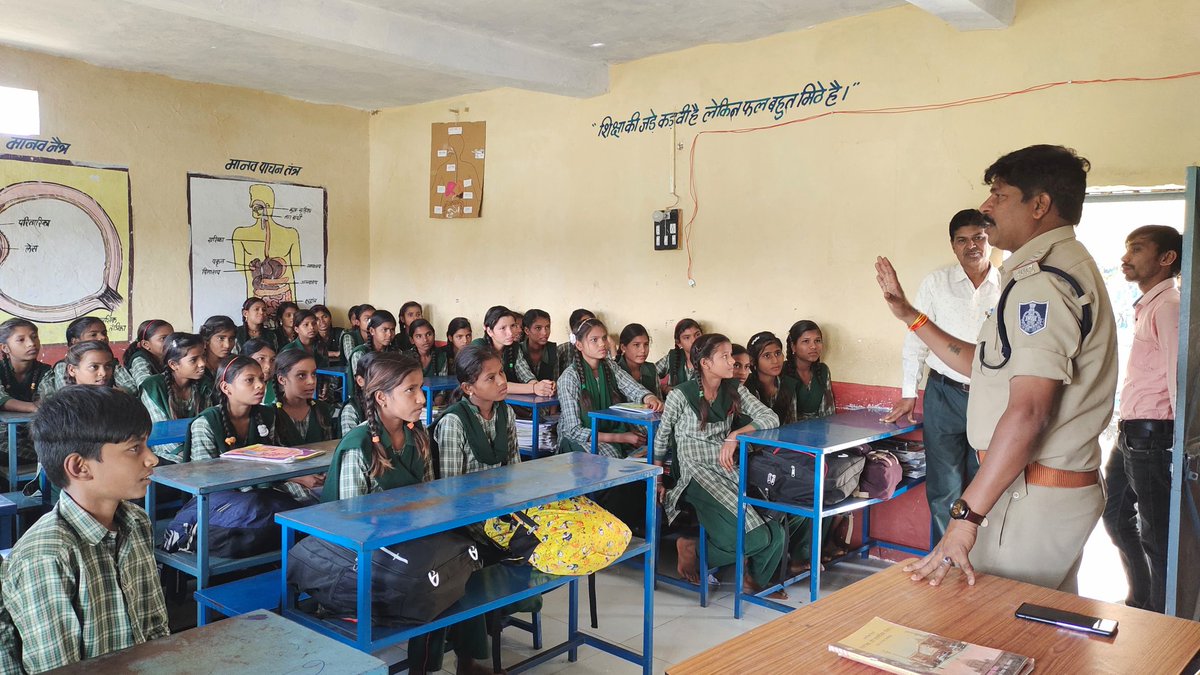 SP_RATLAM_MP's tweet image. 👉ऑपरेशन ‘मुस्कान विशेष अभियान’ के तहत रतलाम पुलिस द्वारा बच्चों को दी जा रही सुरक्षा एवं जागरूकता की सीख 
👉 स्कूल्स व हॉस्टल्स में “गुड टच-बैड टच”, बाल अधिकार, महिला सुरक्षा एवं साइबर क्राइम से बचाव की दी जा रही जानकारी।
@CMMadhyaPradesh
@mohdept
@DGP_MP @MPPoliceDeptt