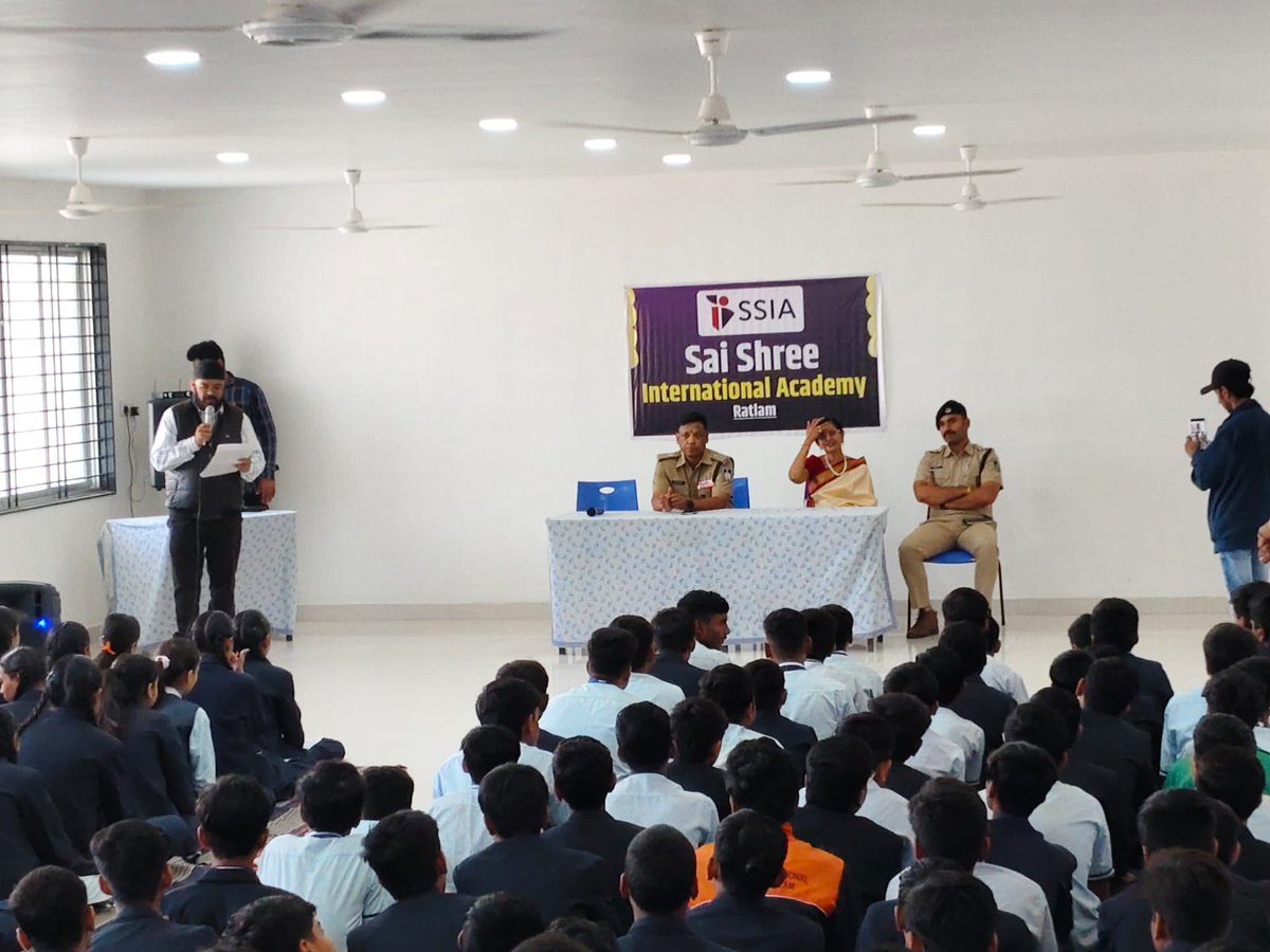 SP_RATLAM_MP's tweet image. 👉ऑपरेशन ‘मुस्कान विशेष अभियान’ के तहत रतलाम पुलिस द्वारा बच्चों को दी जा रही सुरक्षा एवं जागरूकता की सीख 
👉 स्कूल्स व हॉस्टल्स में “गुड टच-बैड टच”, बाल अधिकार, महिला सुरक्षा एवं साइबर क्राइम से बचाव की दी जा रही जानकारी।
@CMMadhyaPradesh
@mohdept
@DGP_MP @MPPoliceDeptt