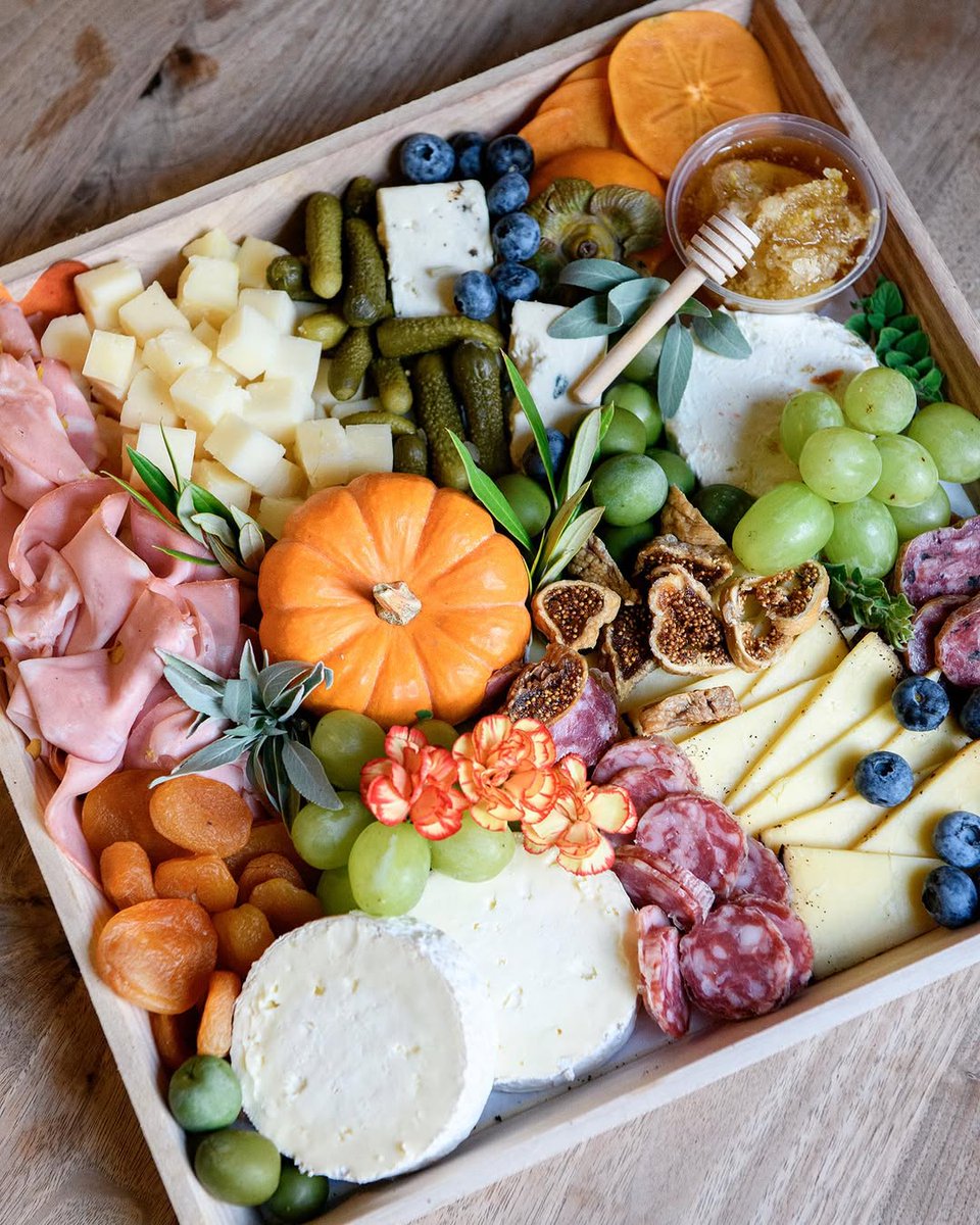 WhizinMarketSq's tweet image. Fall gatherings just got even better. 🧀🍁 Bring home an autumn-inspired charcuterie board from #BlueTable, brimming with seasonal cheeses, fruits, and all the flavors of the season.

Perfect for entertaining or just celebrating sweater weather with a glass of wine. 🍷