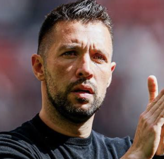 jcsqueiroz's tweet image. Se Farioli fosse treinador do Benfica com os mesmos resultados que tem como treinador do #FCPorto já teria sido elevado a Herói nacional, mas como não é, apenas tem um sistema de jogo previsível, que os adversários já conhecem (mas continuam a perder) e treta e tal...