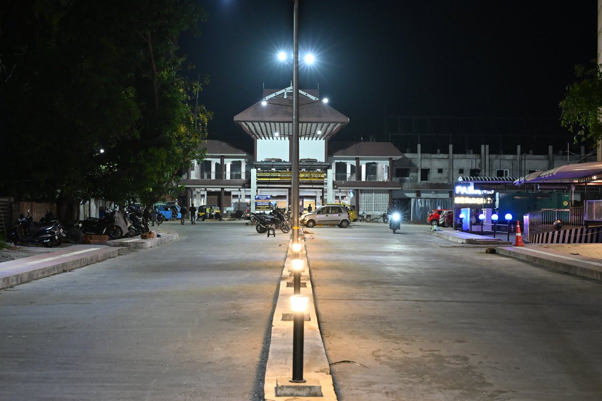 drm_tvc's tweet image. Guruvayur Railway Station getting a modern makeover with traditional touch!  Modern and convenient station building, wider parking, new foot-over bridges – a perfect blend of tradition and progress for the temple town! #StationRedevelopment #IndianRailways #RailInfra4Kerala…