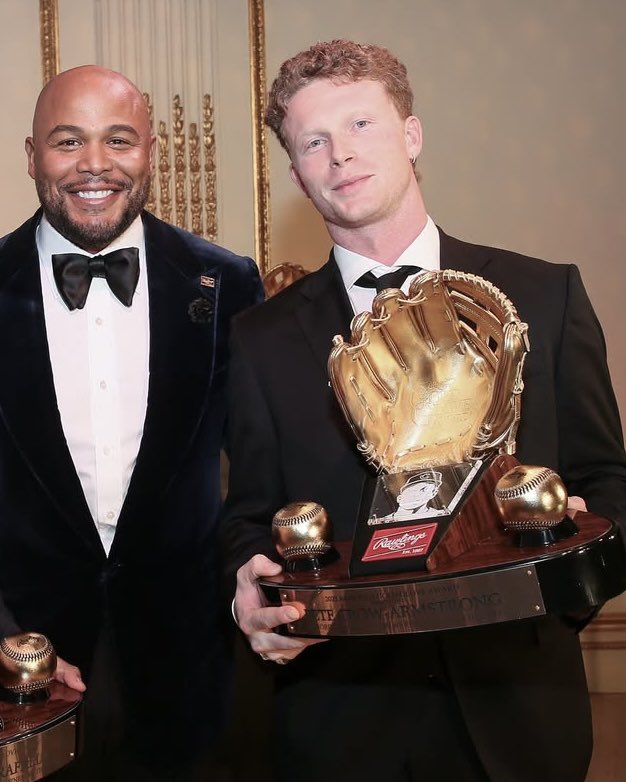 Pete Crow-Armstrong with his first Gold Glove award 🏆

(📸: <a href="/RawlingsSports/">Rawlings Baseball</a>)