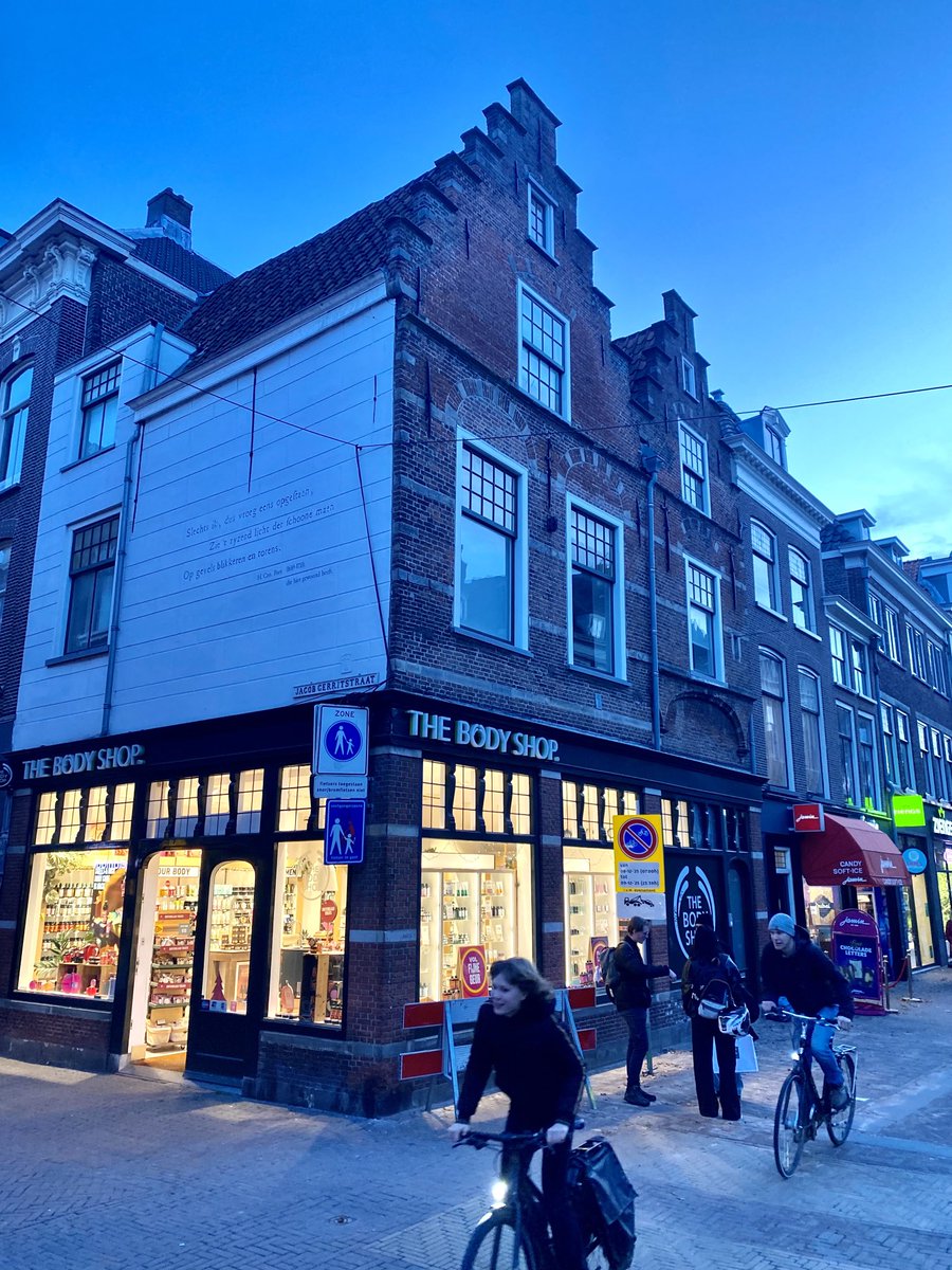 AadvanTongeren's tweet image. In dit huis woonde dichter Hubert Cornelisz. Poot (1689-1733). Hij kwam van een boerderij in Abtswoude en waagde de stap naar het dichterschap. Hij is nu vooral nog bekend door de regels die ‘De Schoolmeester’ (Gerrit van de Linde) over hem schreef: ‘Hier ligt Poot. Hij is dood.’