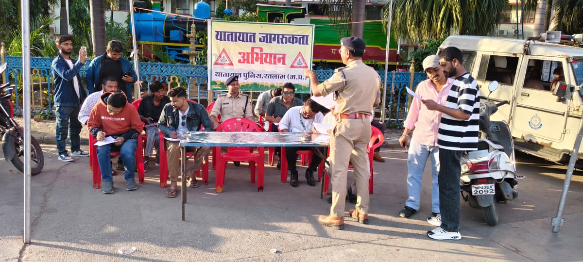 SP_RATLAM_MP's tweet image. 👉 नागरिकों में यातायात नियमों के प्रति जागरूकता बढ़ाने हेतु रतलाम पुलिस की अभिनव पहल
👉दो दिन में 600 नागरिकों ने 20 प्रश्नों की प्रश्नावली के माध्यम से यातायात नियमों के प्रति किया गया जागरूक

“यातायात नियमों का पालन करें, स्वयं सुरक्षित रहें और दूसरों को भी सुरक्षित रखें।”