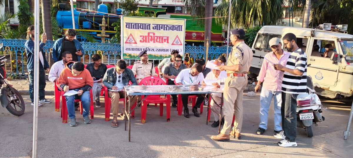 SP_RATLAM_MP's tweet image. 👉 नागरिकों में यातायात नियमों के प्रति जागरूकता बढ़ाने हेतु रतलाम पुलिस की अभिनव पहल
👉दो दिन में 600 नागरिकों ने 20 प्रश्नों की प्रश्नावली के माध्यम से यातायात नियमों के प्रति किया गया जागरूक

“यातायात नियमों का पालन करें, स्वयं सुरक्षित रहें और दूसरों को भी सुरक्षित रखें।”