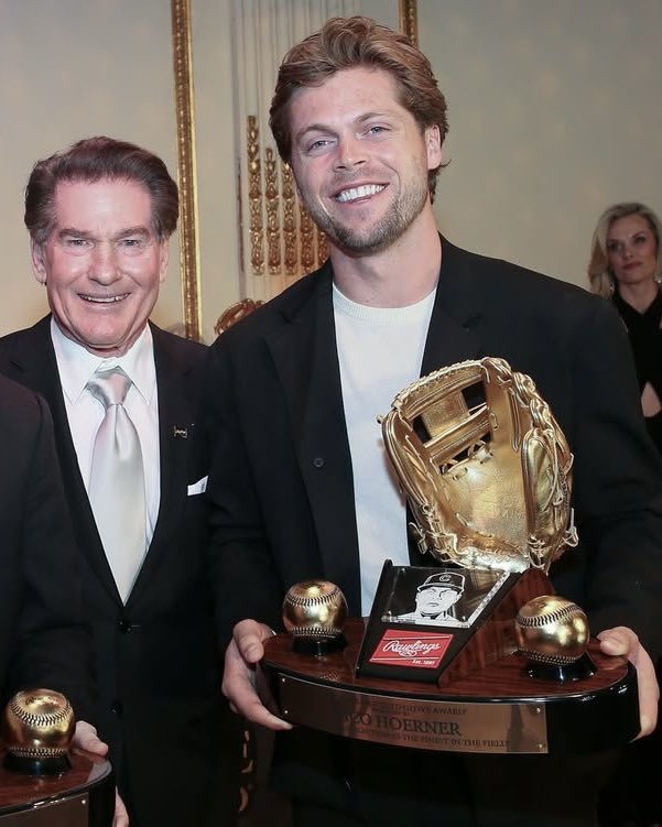 CubsZone's tweet image. Nico Hoerner with his second Gold Glove award 🏆

(📸: @RawlingsSports)