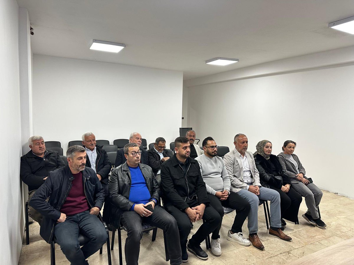 📍 Gülşehir İlçe Başkanlığı

Haftalık olağan ilçe yönetim kurulu toplantımızı, belediye meclis üyemiz Erdal Gönül ve önceki dönem teşkilat üyemiz Fehmi Tekeli’nin katılımlarıyla gerçekleştirdik.
Toplantımızın ilçemiz ve tüm hemşehrilerimiz için hayırlara vesile olmasını
