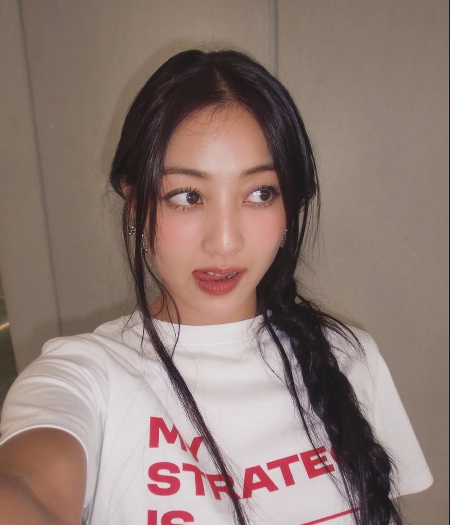 jihyo jk's gf tweet media
