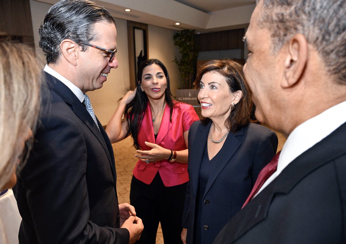 Participamos en el desayuno-recepción organizado por <a href="/AMCHAMDR/">AMCHAMDR</a>, donde la gobernadora Kathy Hochul destacó la sólida alianza económica entre Nueva York y la República Dominicana.

Un espacio que fortalece nuestros lazos comerciales y de cooperación. 🇩🇴🤝🇺🇸