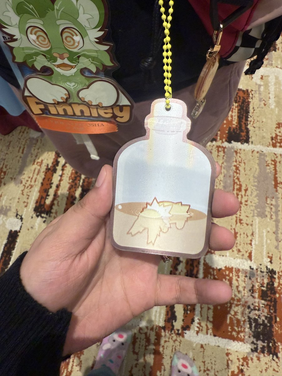 SeasideChee's tweet image. Does anyone have any idea who made this charm?????