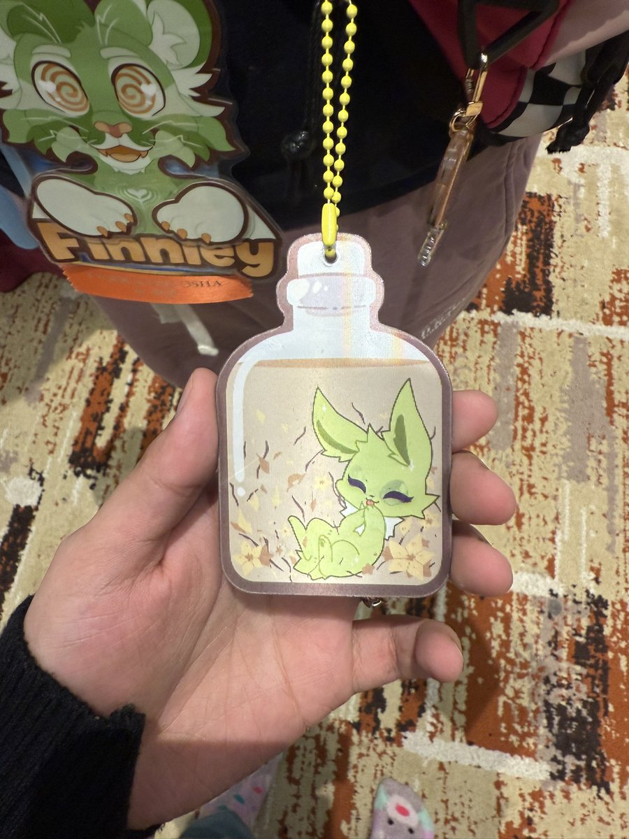 SeasideChee's tweet image. Does anyone have any idea who made this charm?????