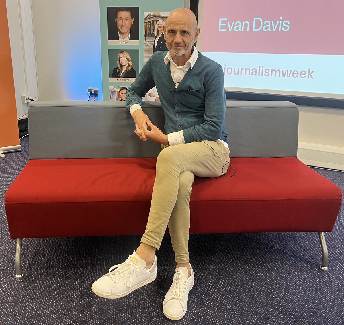 JournalismWeek's tweet photo. 🐉 Insight, humour, and honesty from @BBCDragonsDen’s @EvanHD  at #LTJMW - inspiring day for future journalists! 
@LeedsTrinity @LTUMediaCentre #AI #LeedsTrinity https://t.co/KlgOahgCAk