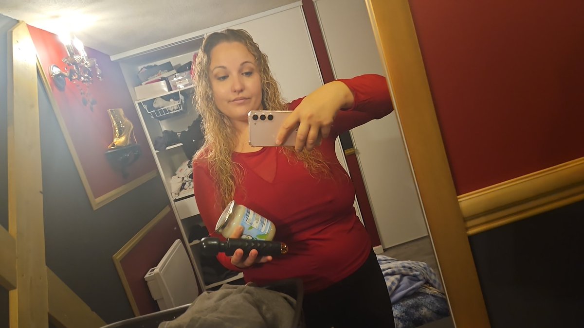 Ce soir je vais être en bonne compagnie 📳🎤 et huile de coco. Hmmm hâte de me faire vibrer le clito 💦