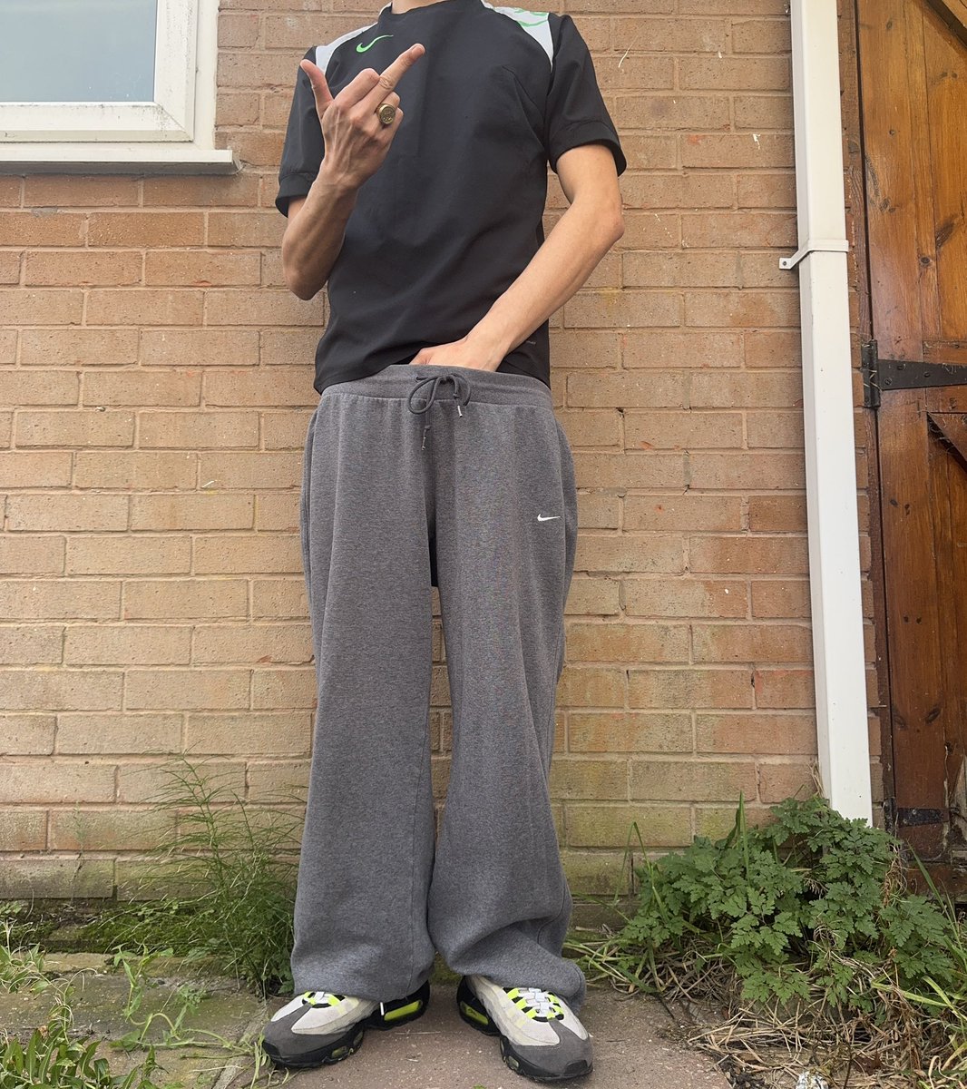 dlchav_y2k tweet media