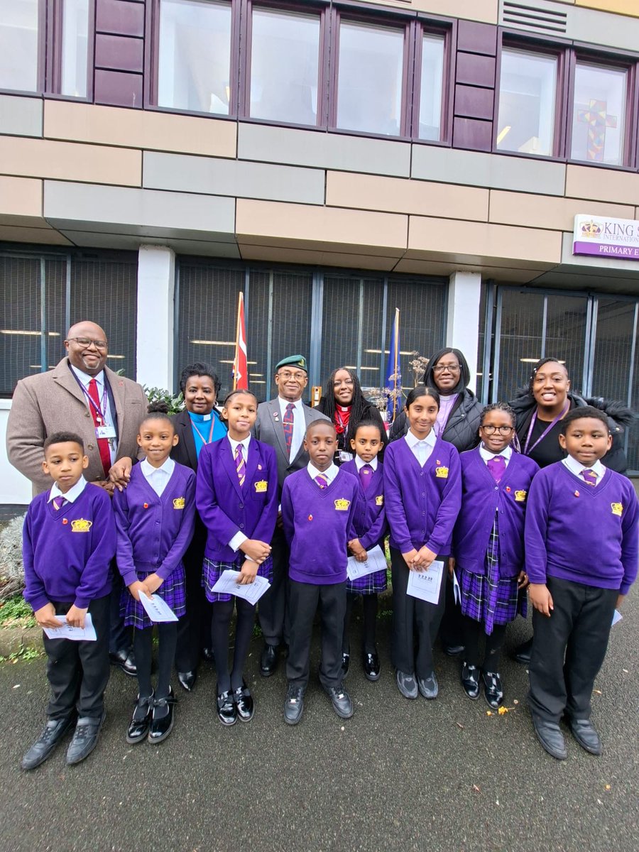 An act of remembrance - observing #ArmisticeDay and the service and sacrifice of all those who lost their lives during war.  We will remember them. 🌺

#WeAreStar #Service