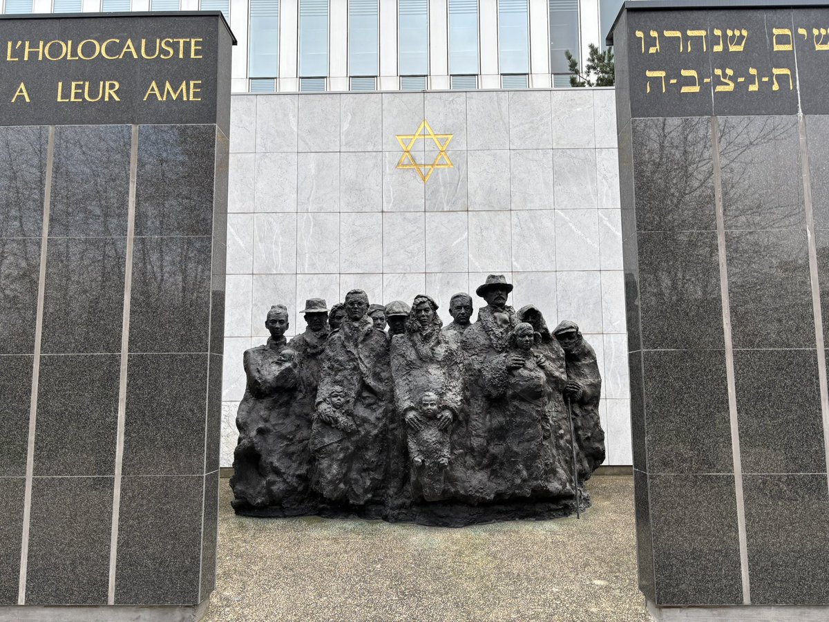 ConstanceLeGrip's tweet image. Comme chaque 11 novembre, j&apos;ai tenu à marquer un temps de recueillement et de souvenir devant le monument érigé à #Puteaux en hommage aux victimes de l&apos;Holocauste. En ces temps de recrudescence folle de l&apos;antisémitisme en France et partout en Europe, nous devons nous rappeler…