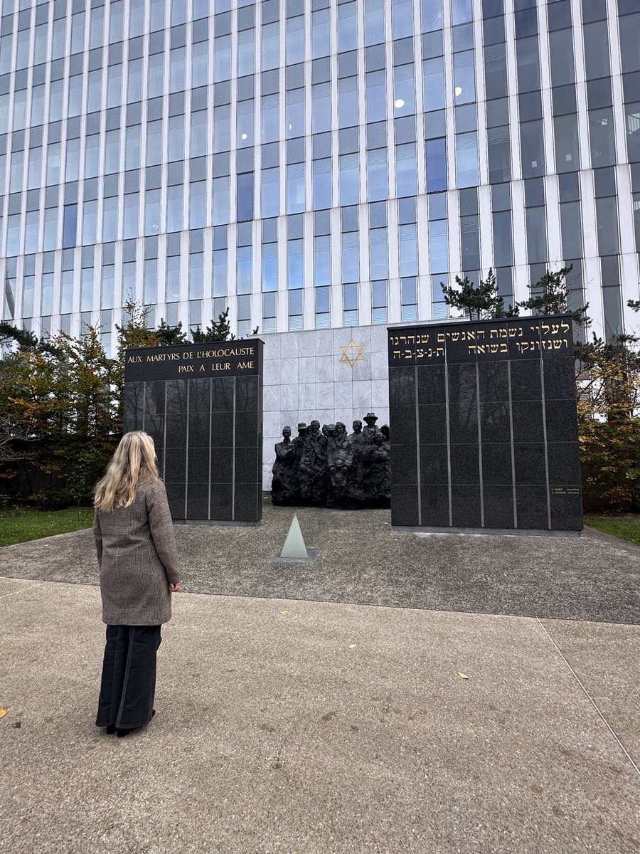 ConstanceLeGrip's tweet image. Comme chaque 11 novembre, j&apos;ai tenu à marquer un temps de recueillement et de souvenir devant le monument érigé à #Puteaux en hommage aux victimes de l&apos;Holocauste. En ces temps de recrudescence folle de l&apos;antisémitisme en France et partout en Europe, nous devons nous rappeler…