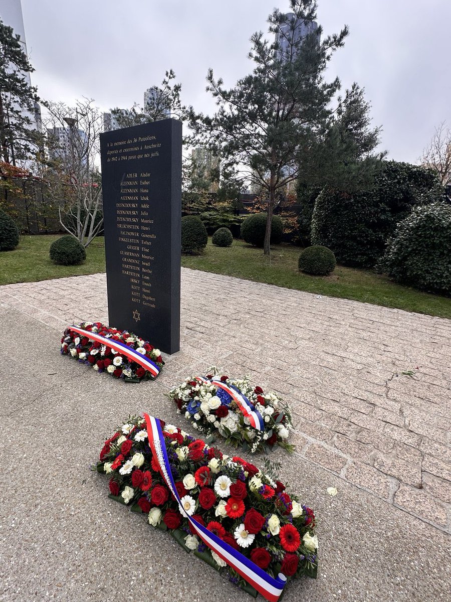 ConstanceLeGrip's tweet image. Comme chaque 11 novembre, j&apos;ai tenu à marquer un temps de recueillement et de souvenir devant le monument érigé à #Puteaux en hommage aux victimes de l&apos;Holocauste. En ces temps de recrudescence folle de l&apos;antisémitisme en France et partout en Europe, nous devons nous rappeler…